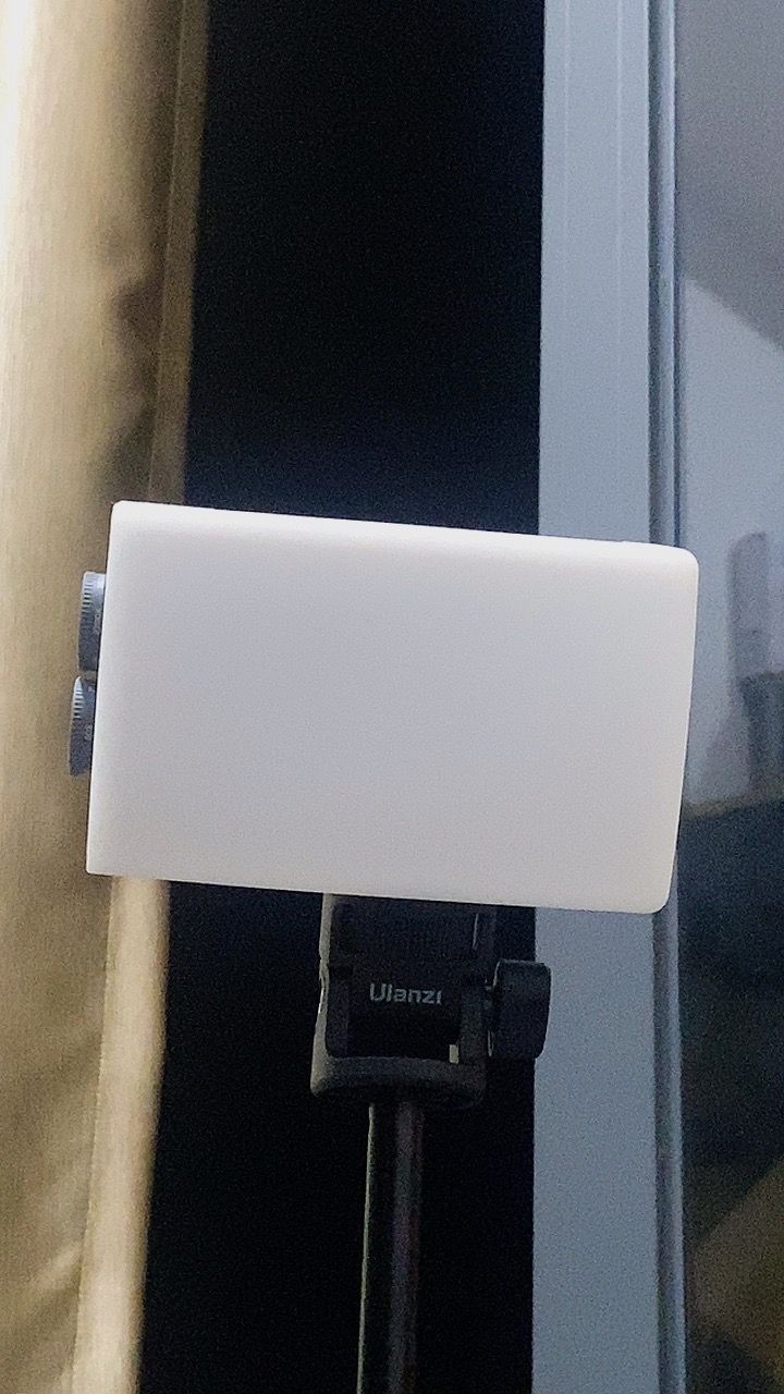 Zhiyun CINEPEER CM25 với hai màu ánh sáng