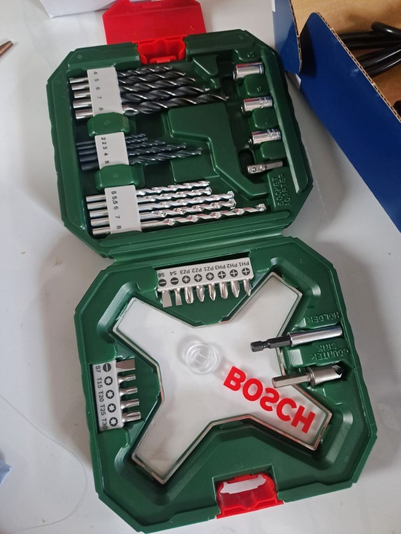 Máy khoan Bosch kèm phụ kiện