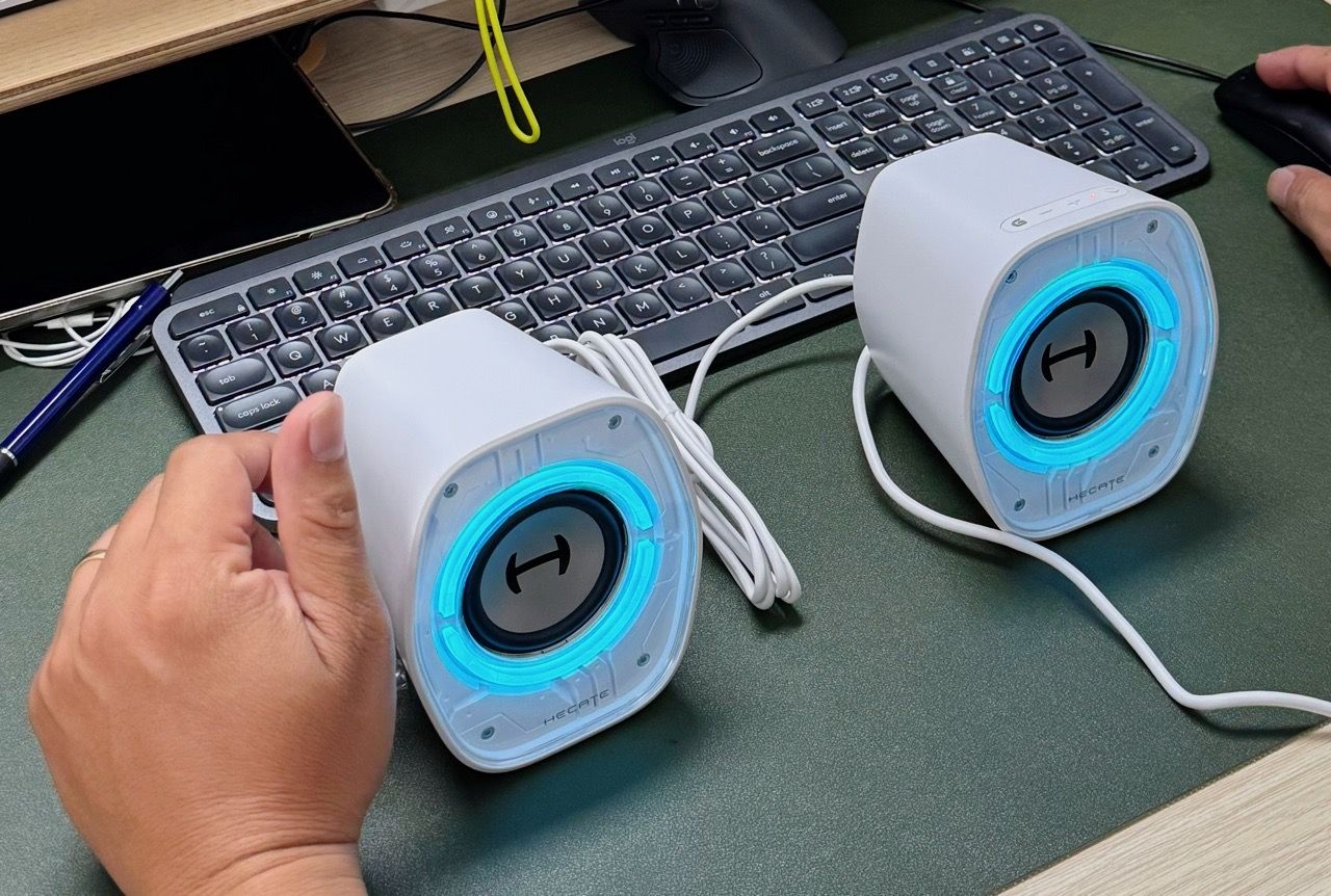 Loa EDIFIER G1000 II dùng trên bàn máy tính