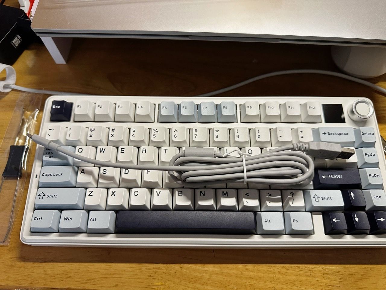 AULA F75 MAX với màn hình TFT