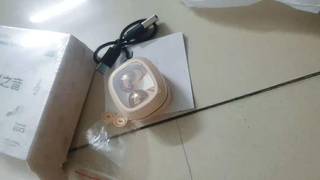 Thiết kế tai nghe màu trắng