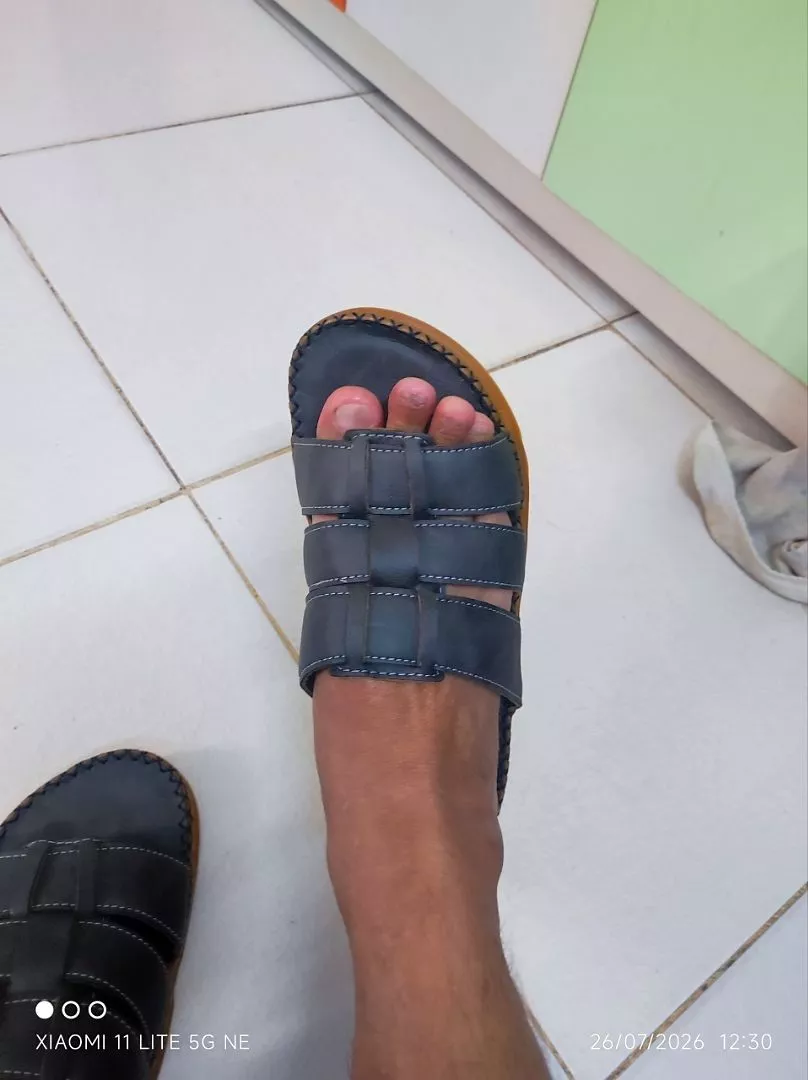 Chi tiết quai da và đường may của dép Sampo