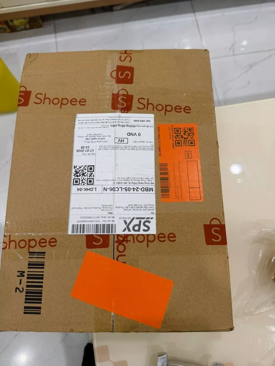 Samsung Galaxy A27 5G cùng phụ kiện