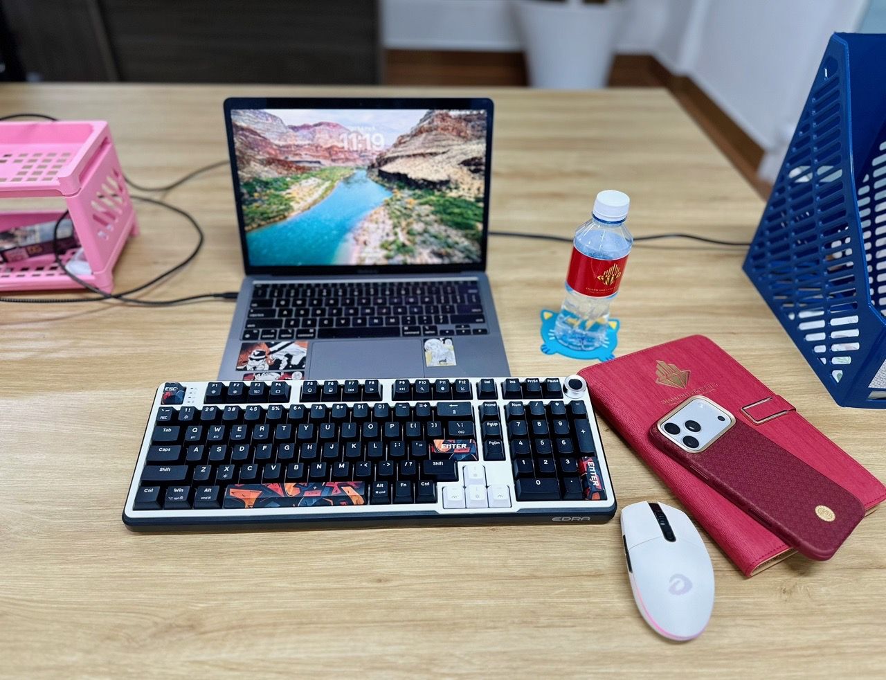 Bàn phím E-Dra EK398S màu đen trắng