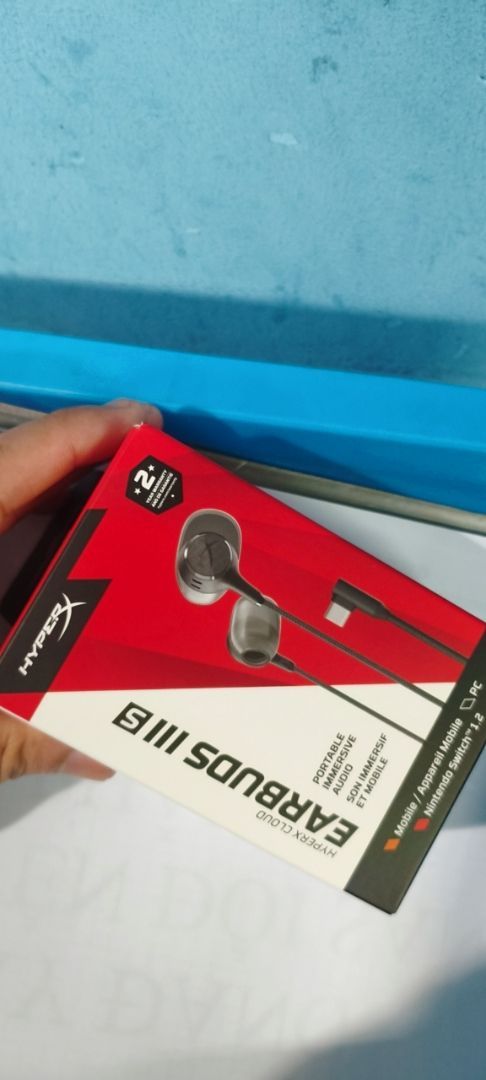 Tai nghe HyperX Cloud Earbuds III và phụ kiện