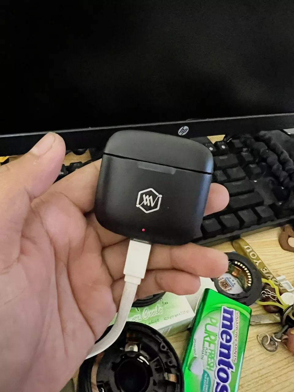Tai nghe Alpha Works Curve 300 và hộp sạc