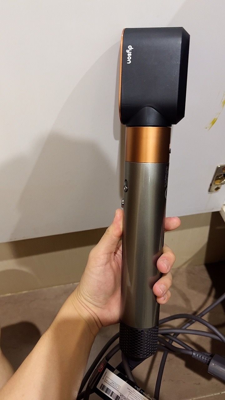 Máy sấy và tạo kiểu tóc Dyson