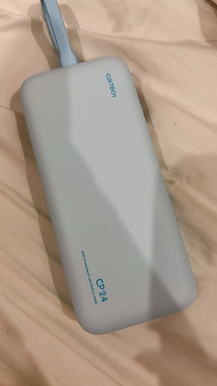 CUKTECH CP24 với cổng sạc và dây USB-C tích hợp