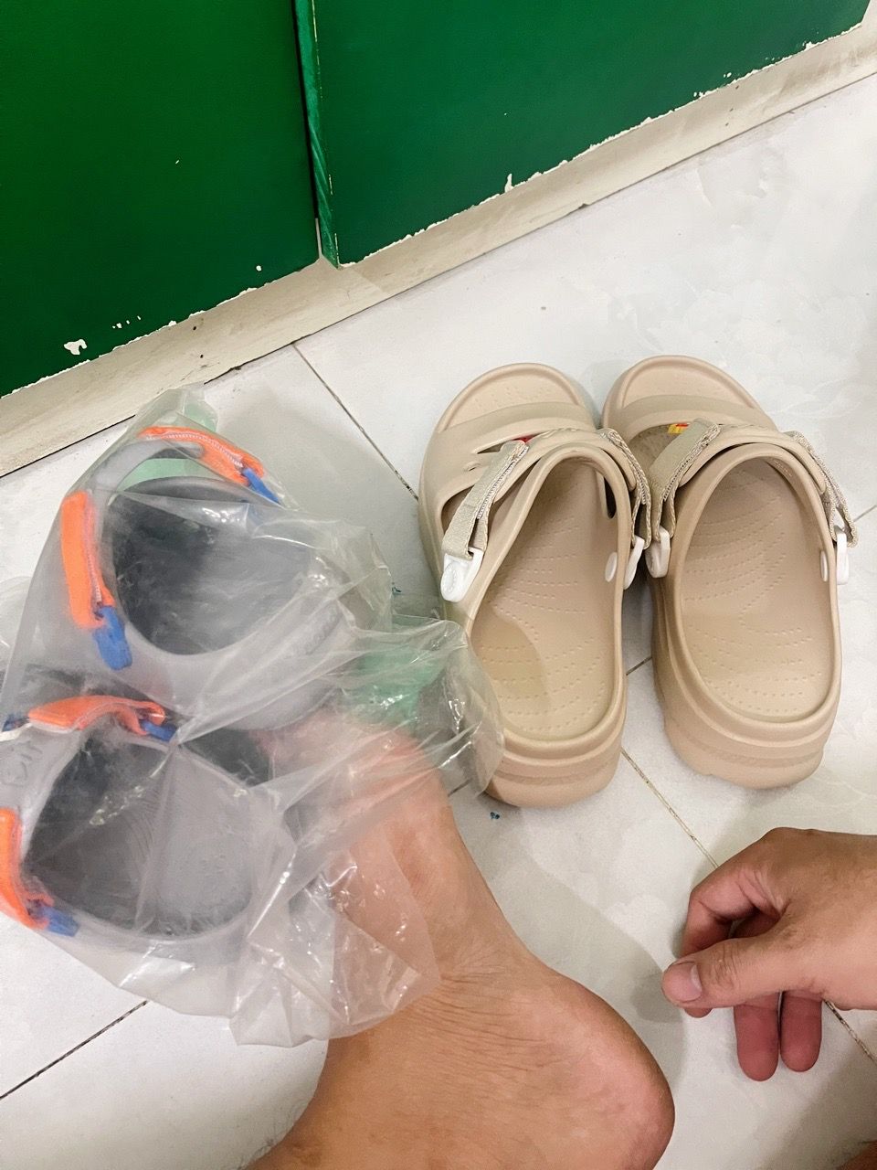 Charm hoạt hình trên dép sục Shondo