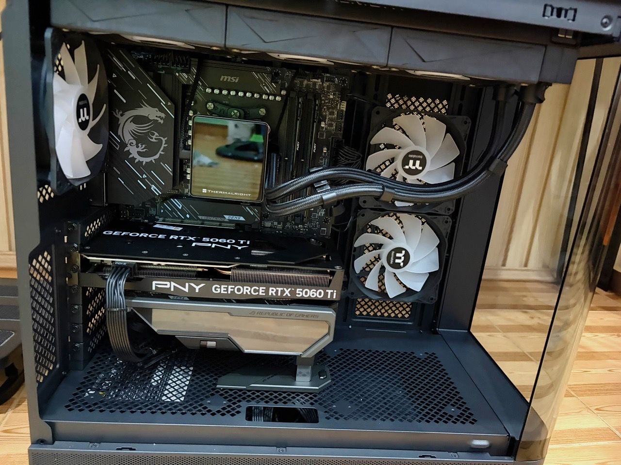 LED ARGB trên giá đỡ ASUS ROG Herculx