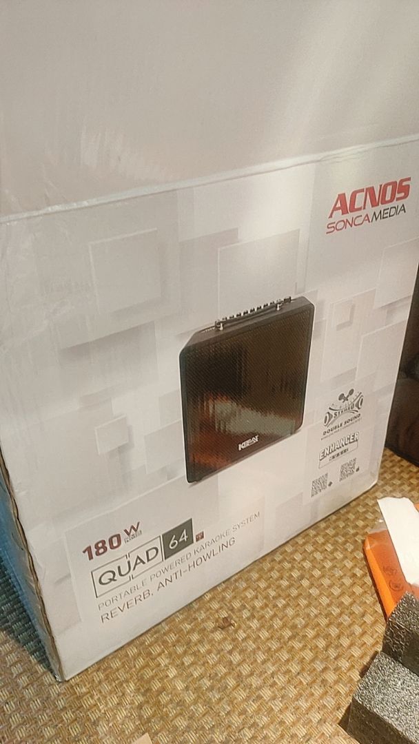 Thiết kế vuông có quai xách của ACNOS QUAD 64