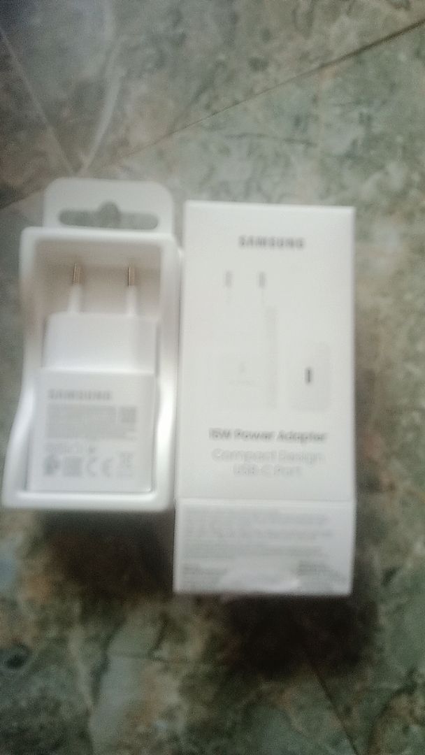 Thiết kế màu trắng của củ sạc Samsung