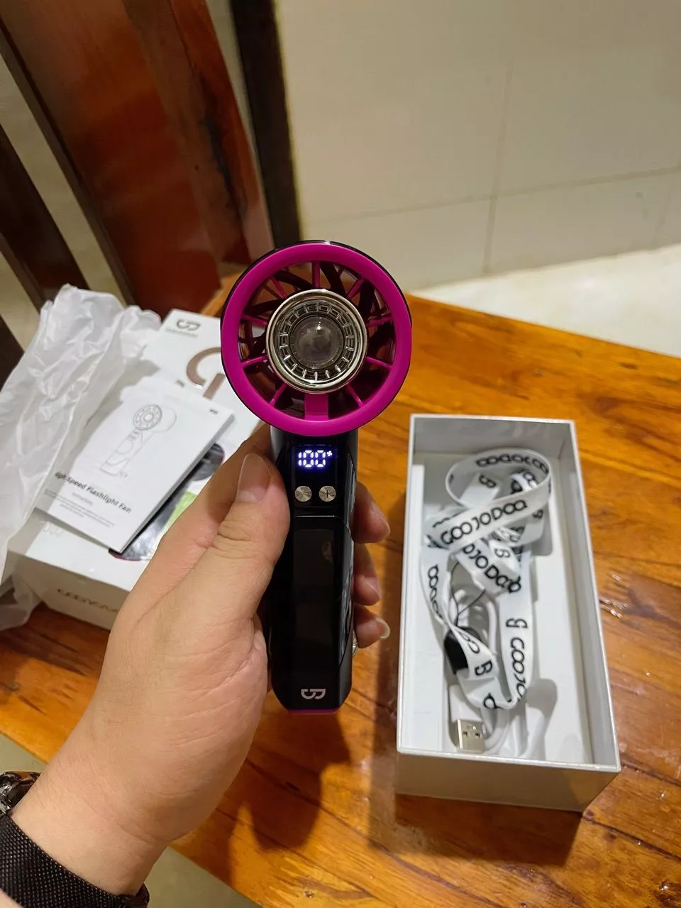 Quạt cầm tay Goojodoq tốc độ cao với đèn pin LED