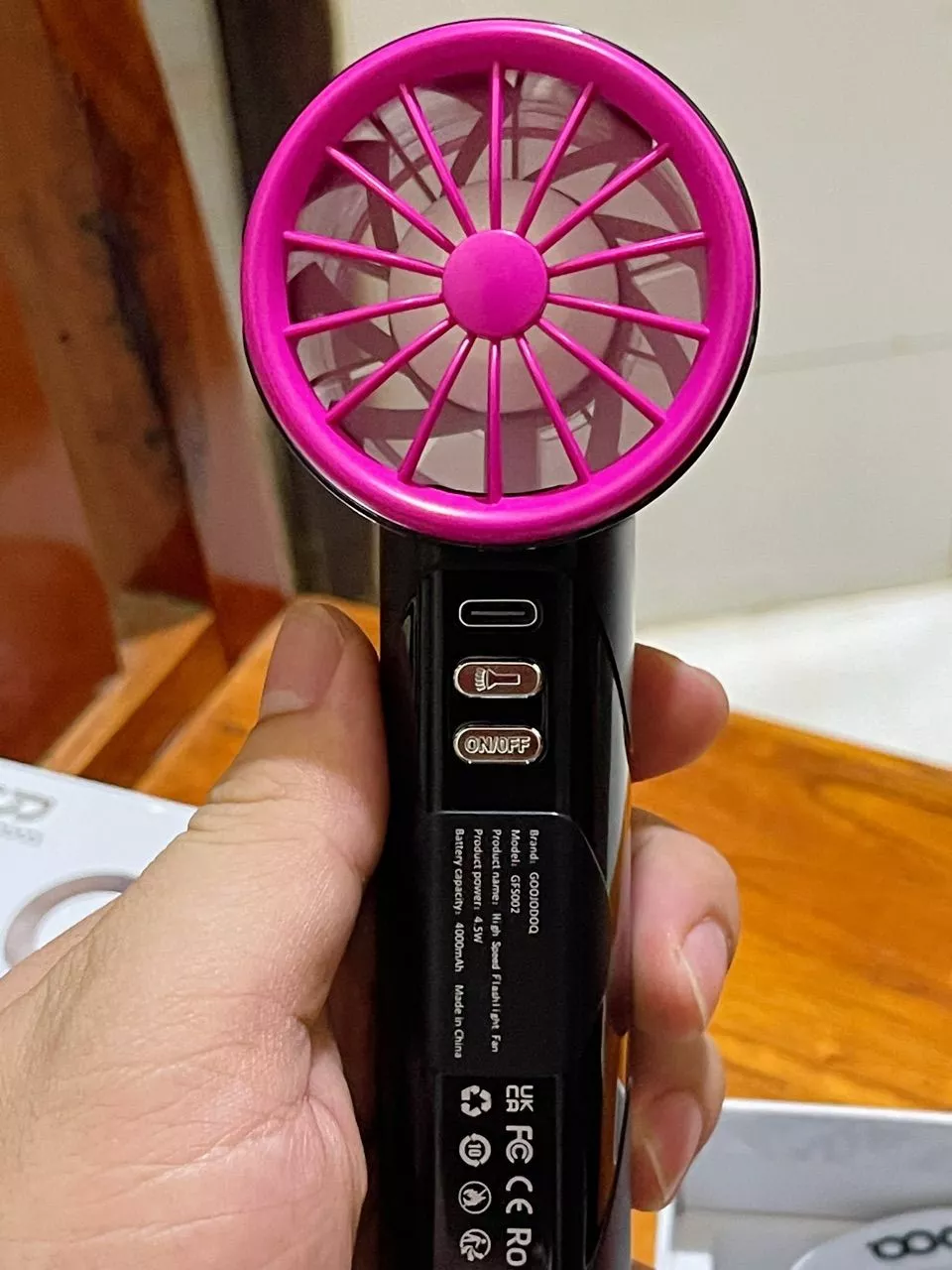 Quạt turbo Goojodoq hiển thị trạng thái pin trên màn hình