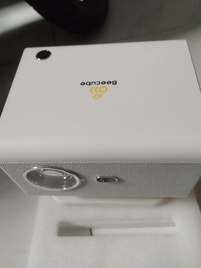 Máy chiếu BEECUBE kết nối điện thoại