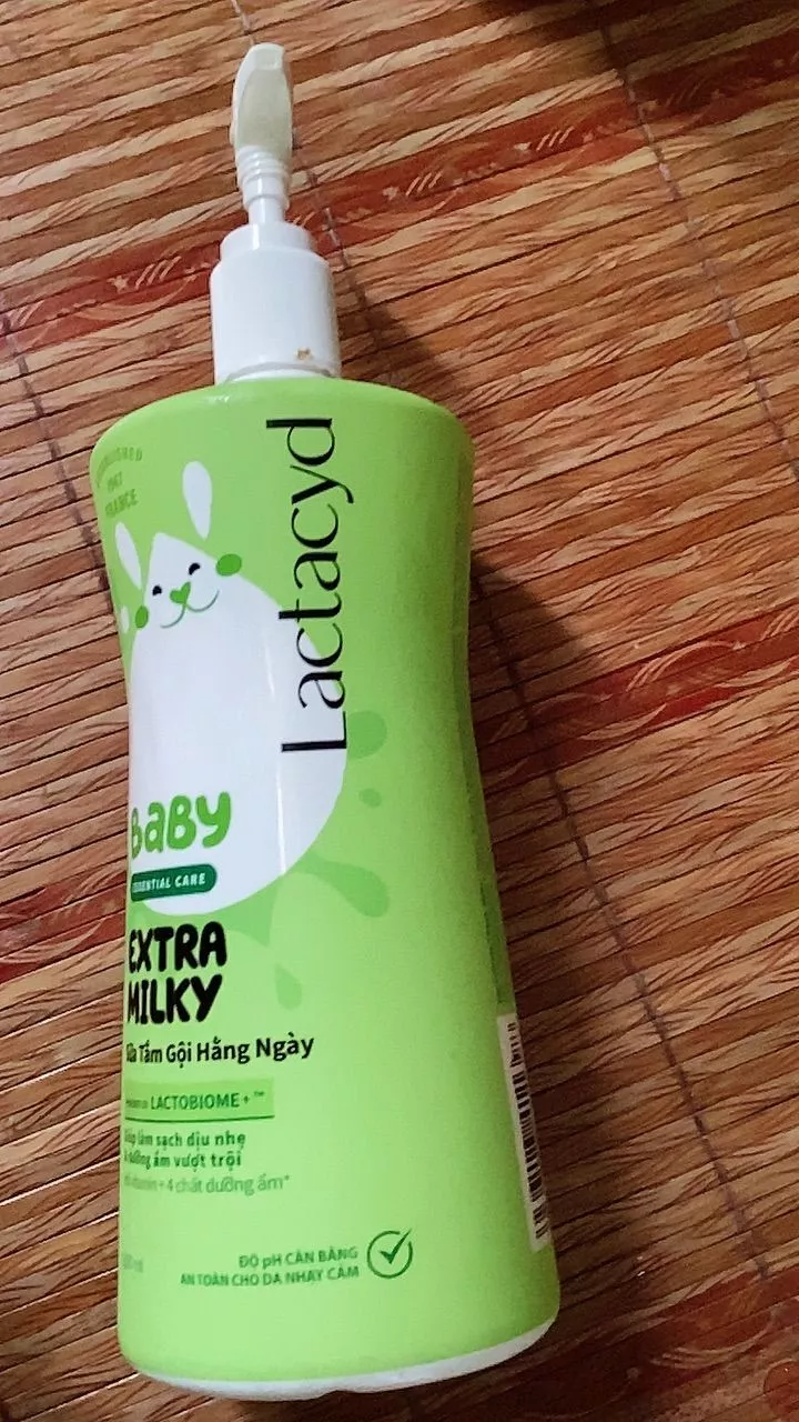 Sữa tắm gội Lactacyd Baby Extra Milky 800ml – dưỡng ẩm vượt trội