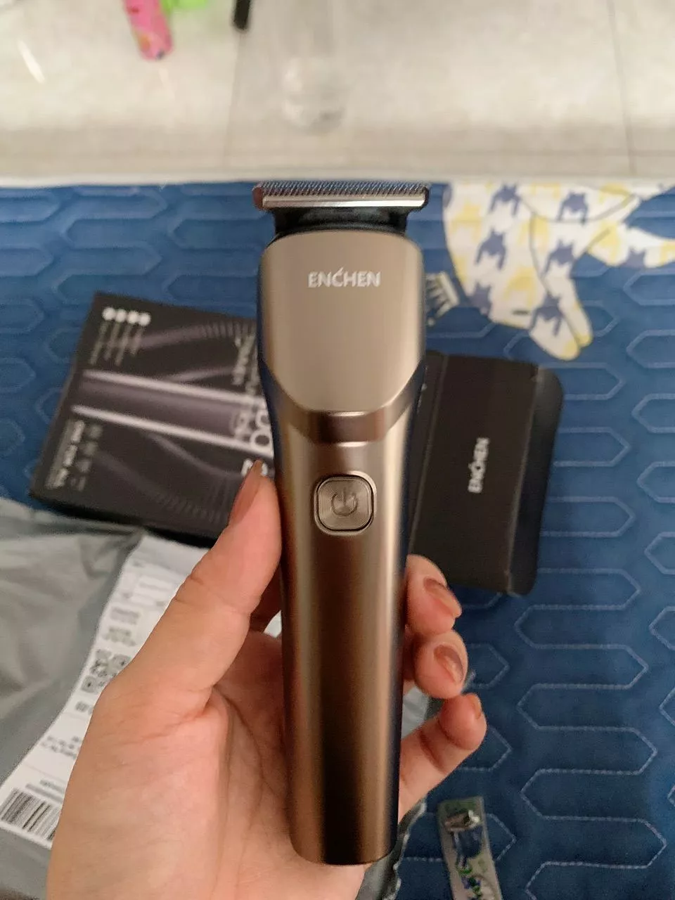 Thiết kế cầm tay gọn nhẹ của tông đơ Enchen Beardo 2