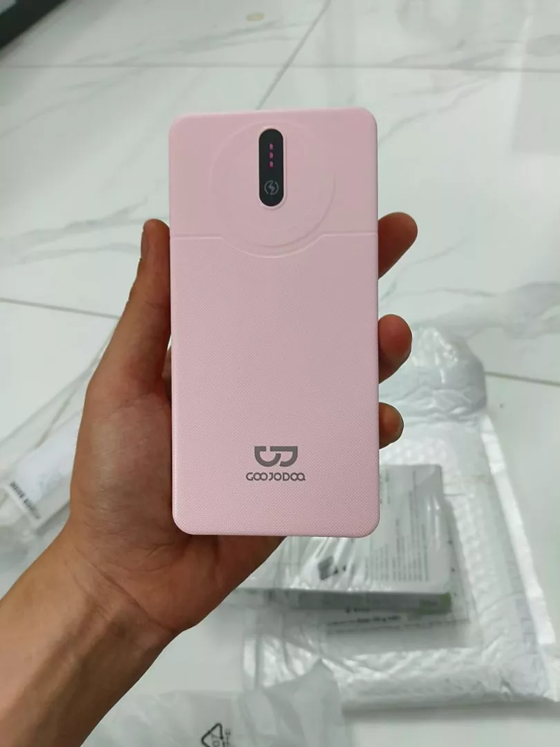Cổng sạc và đèn LED trên sạc dự phòng GOOJODOQ