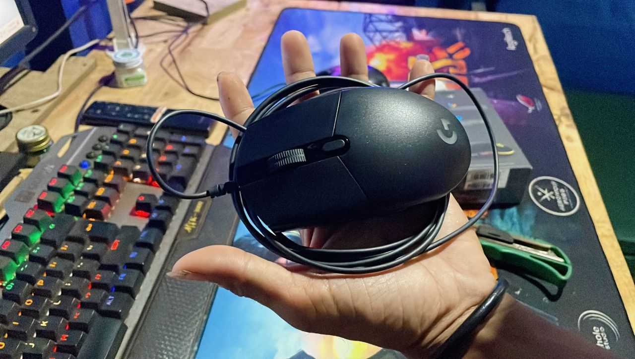 Logitech G102 Lightsync trên bàn máy tính