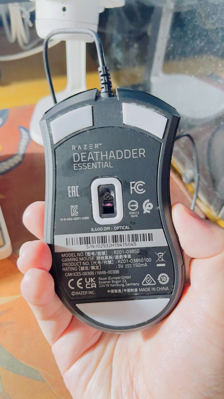 Razer DeathAdder Essential màu đen và trắng