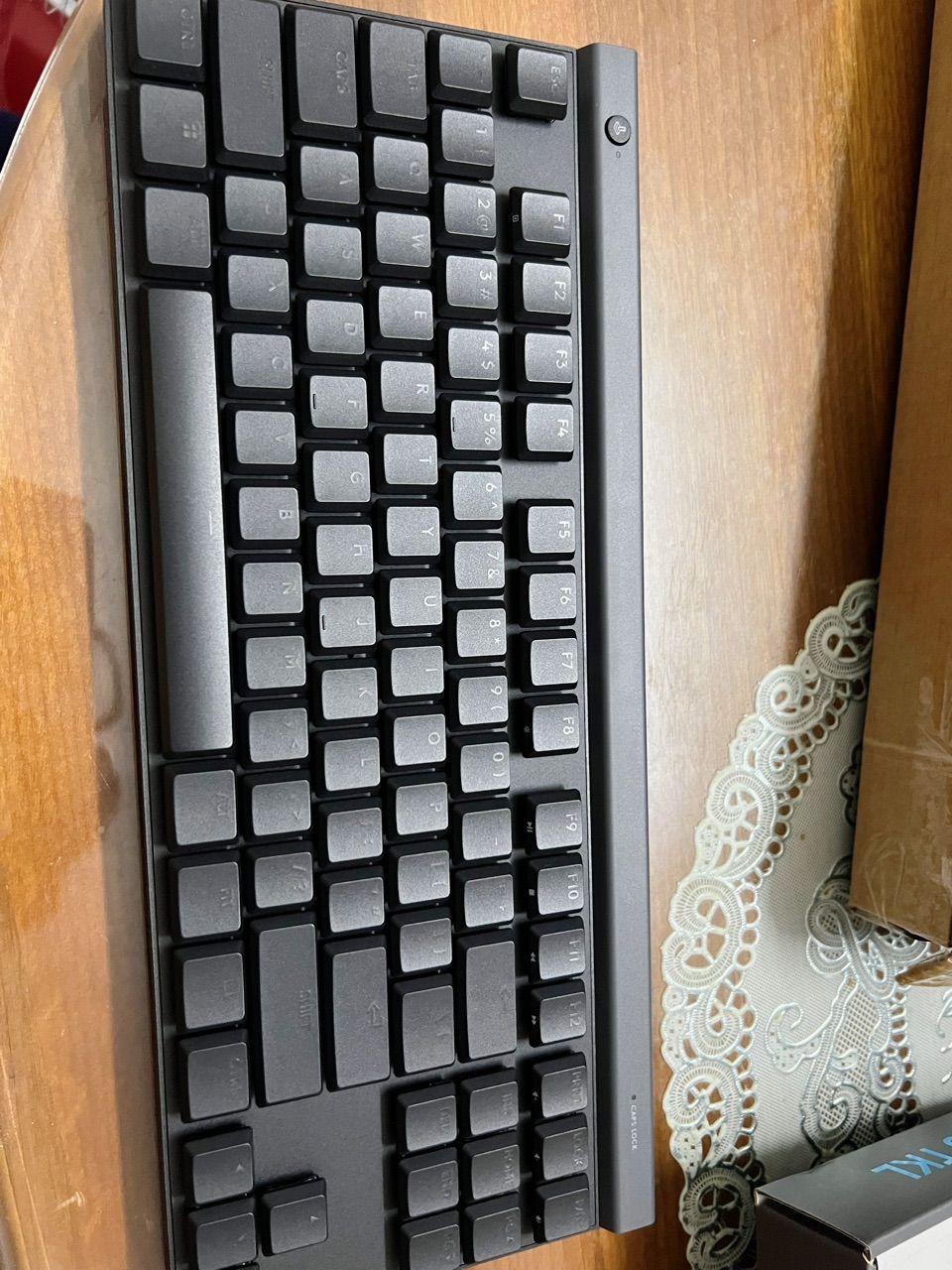 Bàn phím Logitech G515 TKL và phụ kiện