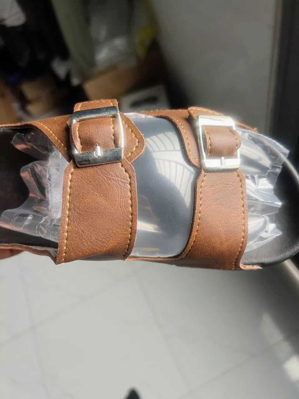 Chi tiết quai kép và khóa kim loại dép HaLiTa
