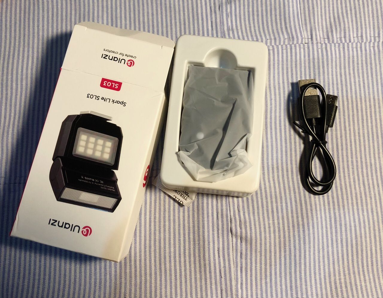 Ulanzi SL03 gắn trên máy ảnh