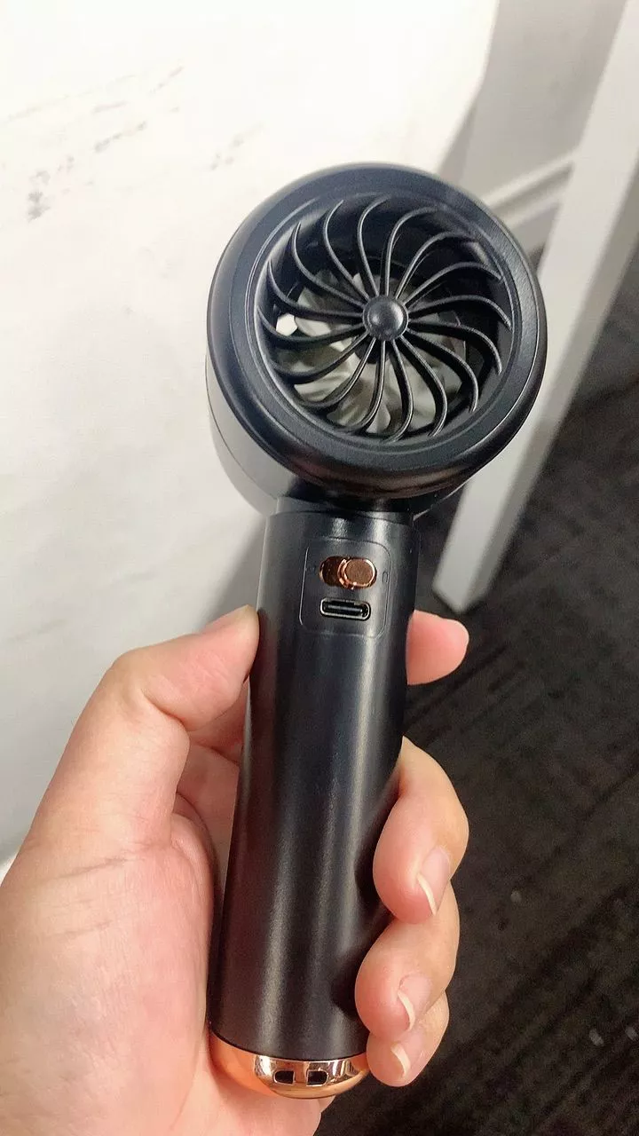 Quạt mini với nút điều chỉnh 100 cấp độ gió