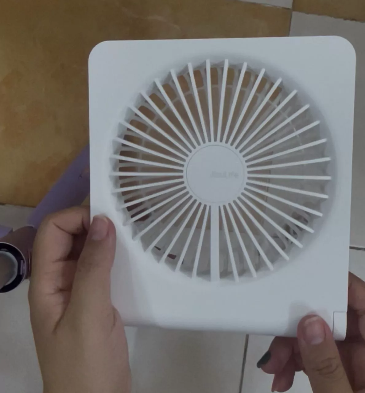 Quạt mini thiết kế mỏng nhẹ