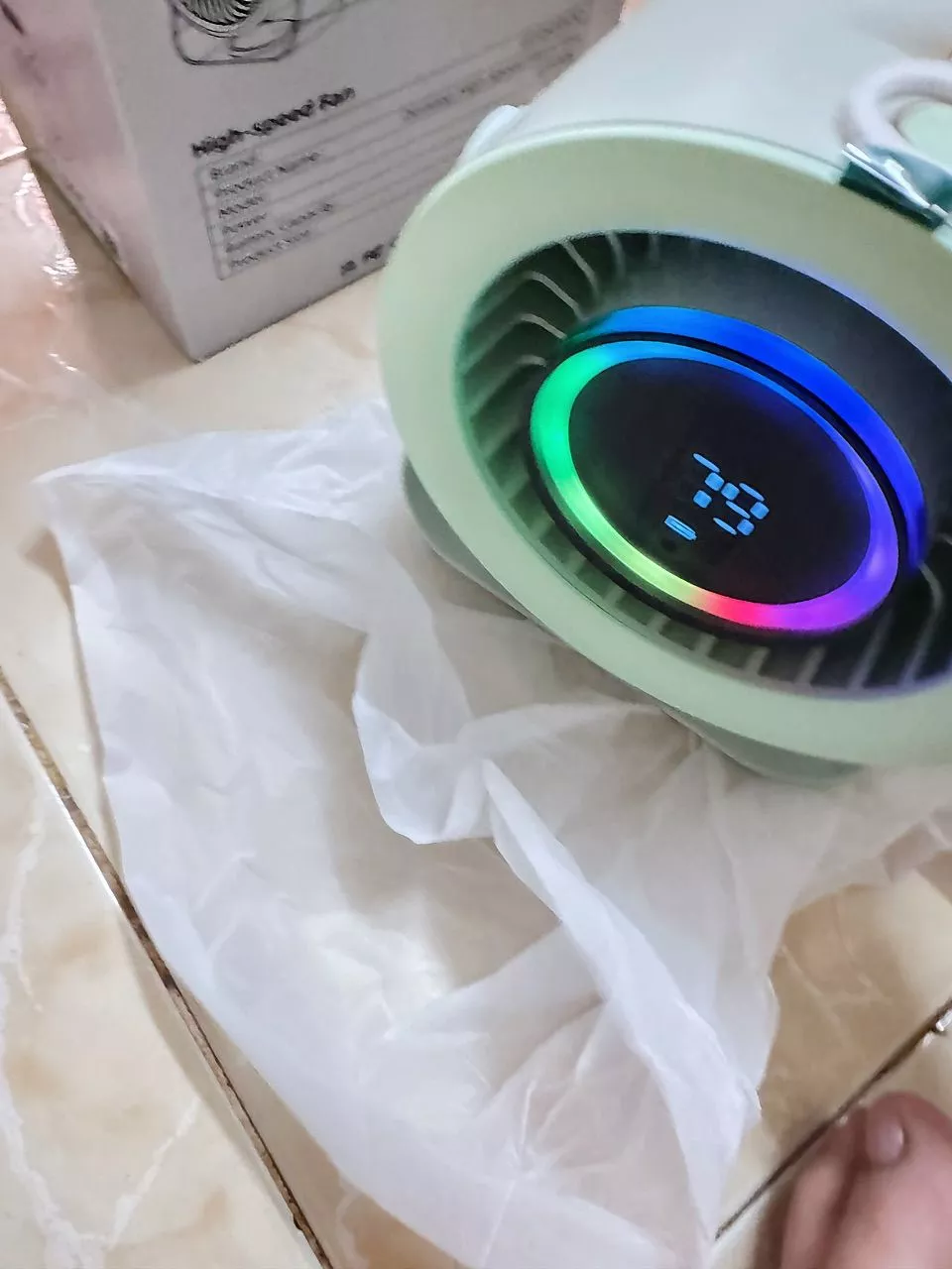 Quạt GOOJODOQ đặt trên bàn làm việc gọn gàng