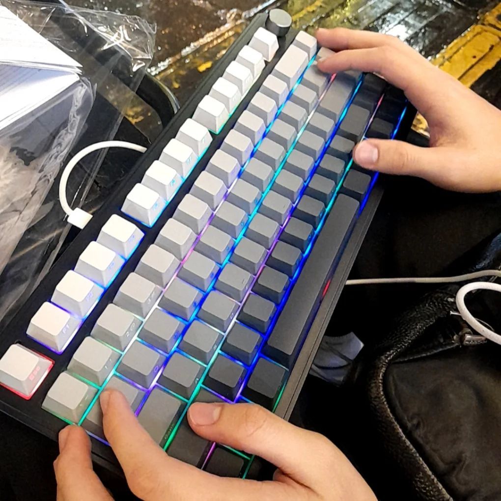 Núm xoay và LED RGB trên Attack Shark X85