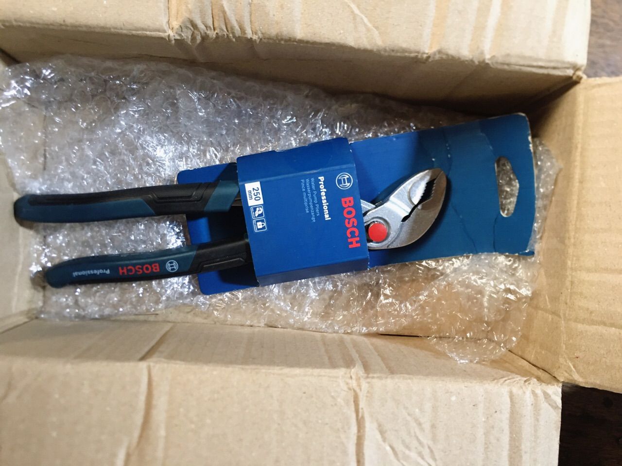 Kềm kẹp mỏ quạ Bosch trong công việc sửa chữa