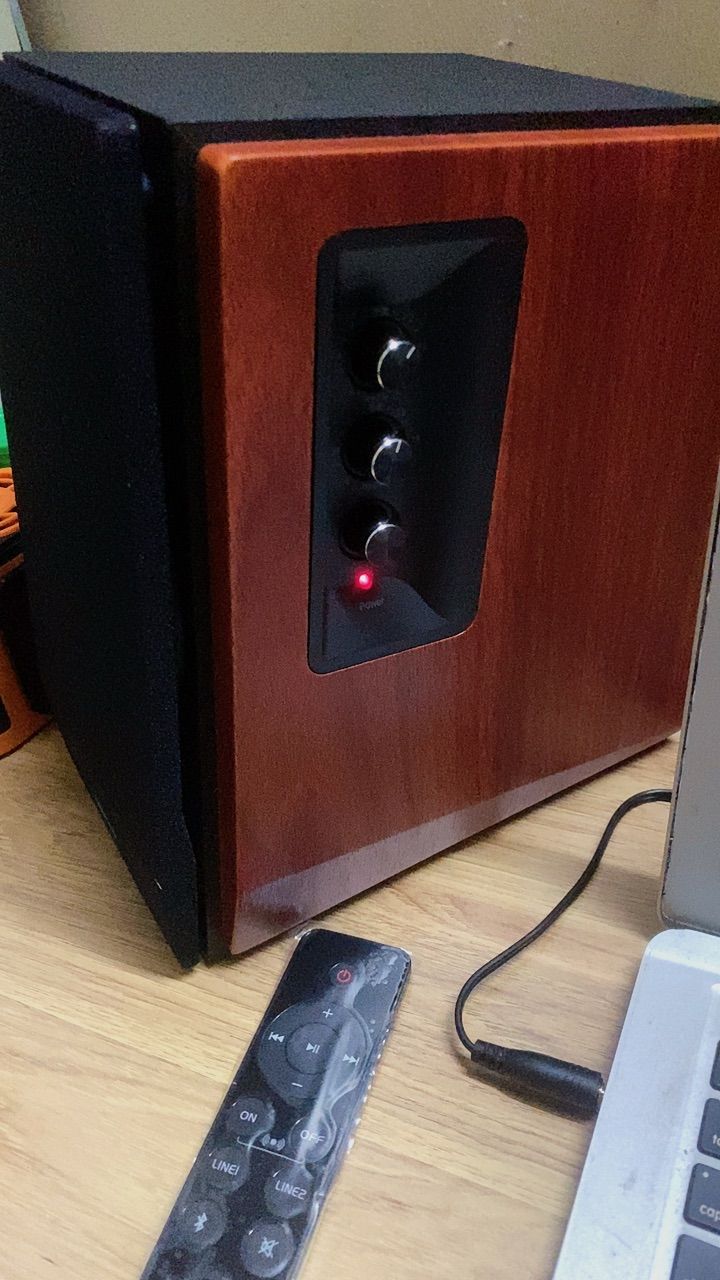 Cổng kết nối trên loa EDIFIER R1700BTs