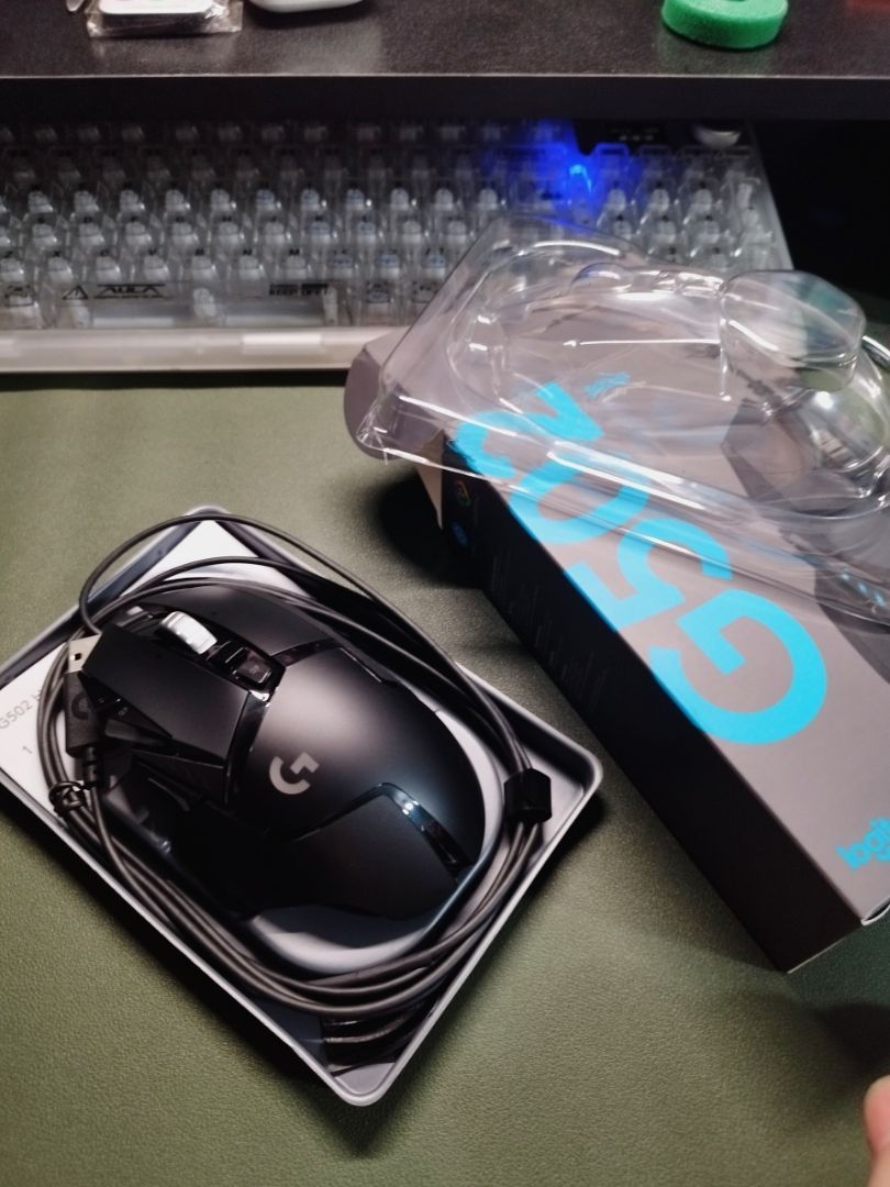 Logitech G502 Hero với hệ thống nút