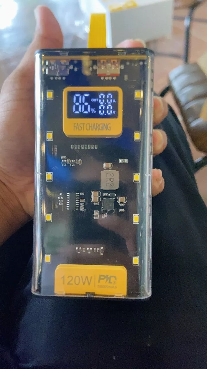 Sạc dự phòng 50.000mAh nhìn rõ mạch bên trong