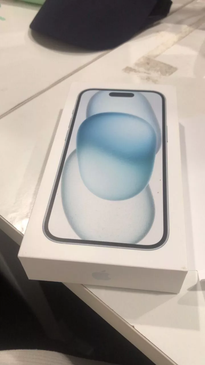 iPhone 15 256GB thiết kế mặt lưng kính pha màu