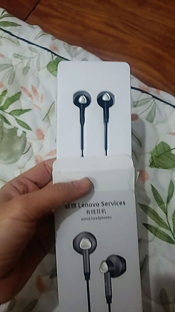 Tai nghe Lenovo với cáp kết nối có dây