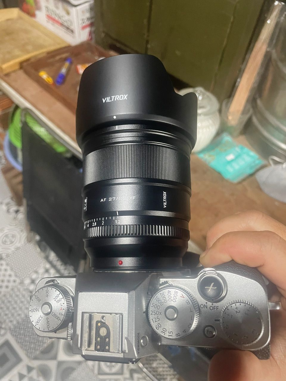 Viltrox AF 27mm F1.2 Pro với hood
