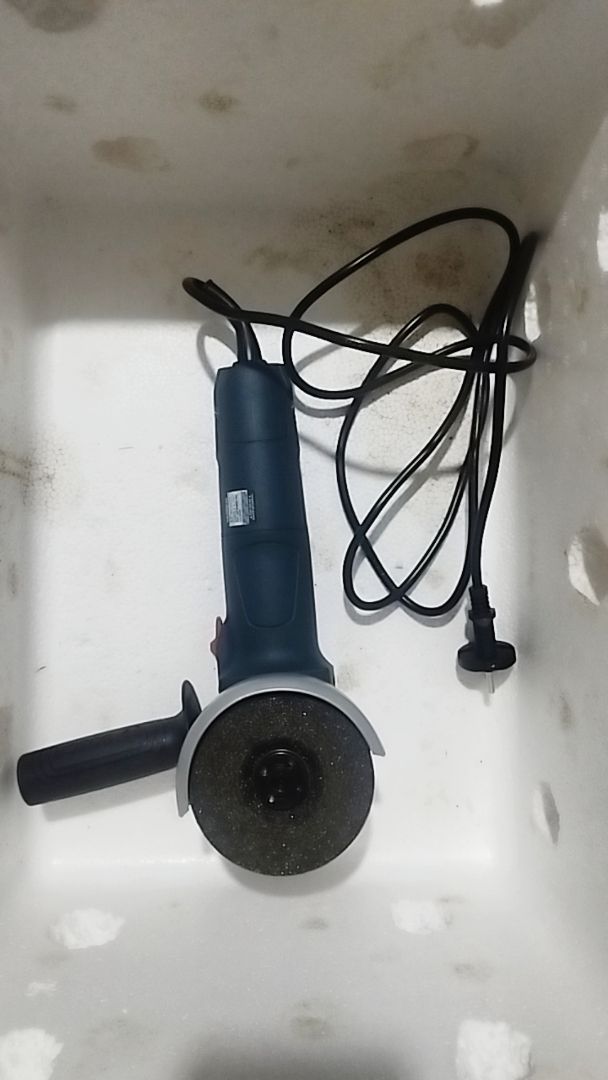Bộ máy mài góc Bosch và đá cắt đi kèm