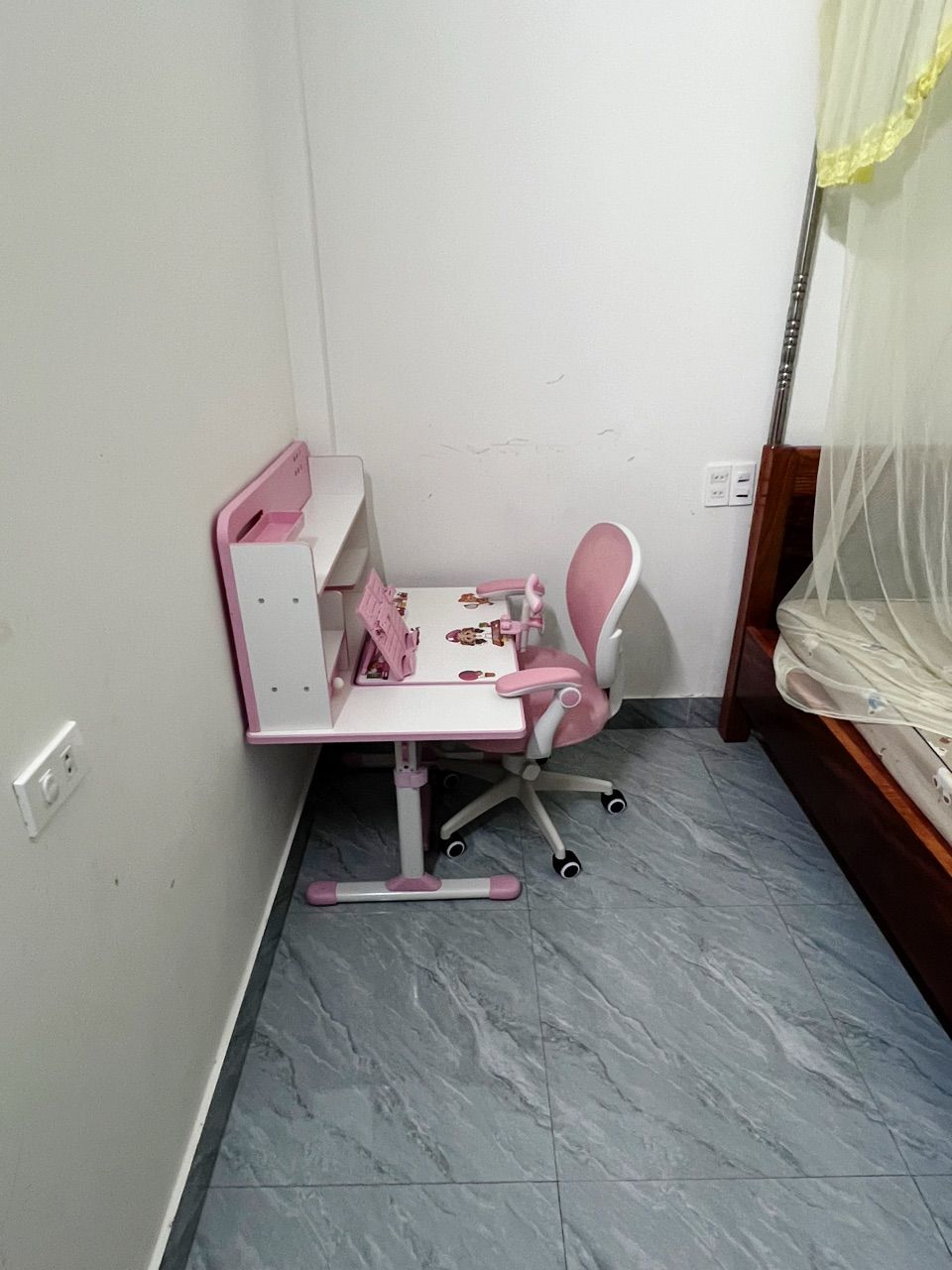 Bàn học sinh Lumili E10 plus có giá sách chống gù chống cận, - ảnh 4