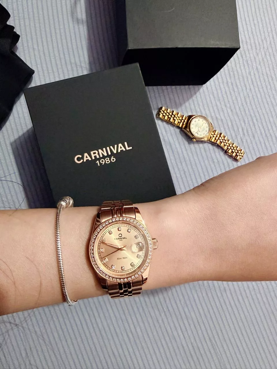 Chi tiết đồng hồ nữ CARNIVAL 8131L2