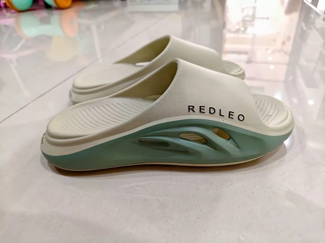 Dép REDLEO DRL51_1 có lỗ thoáng khí trên thân