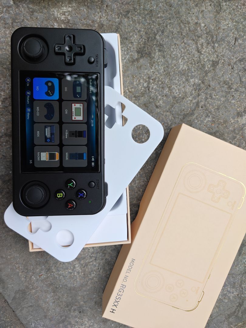 Anbernic RG35XX H với hai joystick