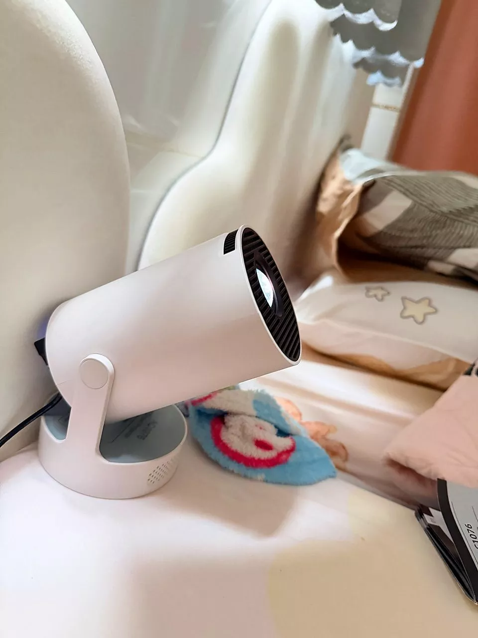 Máy chiếu GOOJODOQ với chân đế xoay