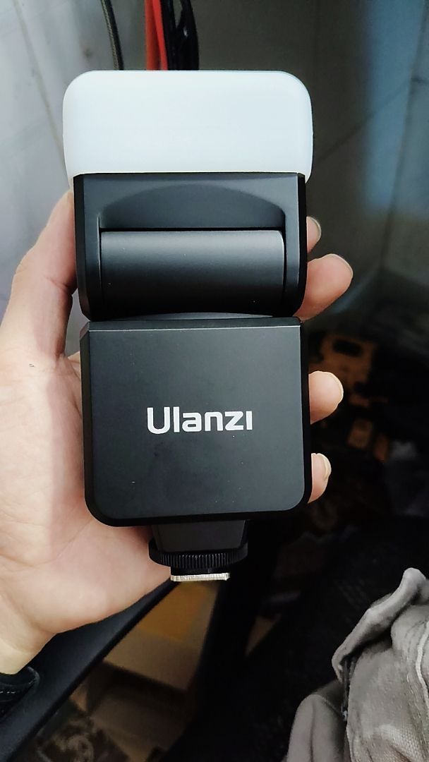 Ulanzi F32 dùng trên máy ảnh