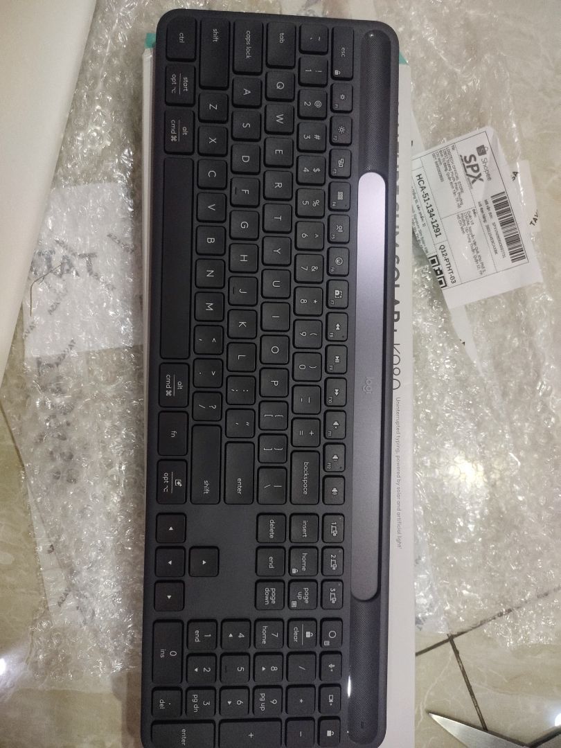 Logitech Signature Slim Solar+ full-size