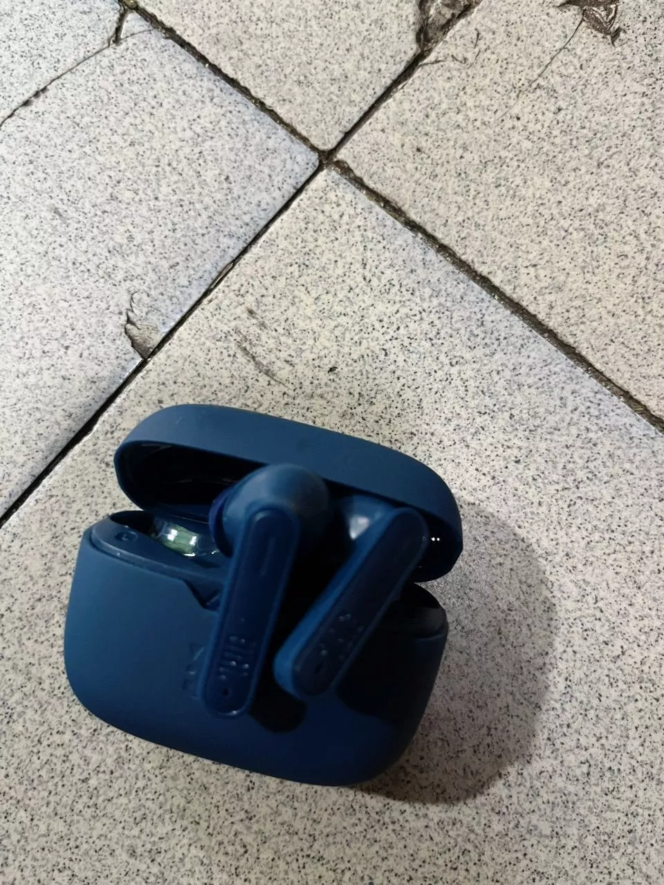 Tai nghe JBL Tune 230NC thiết kế nhét tai in-ear