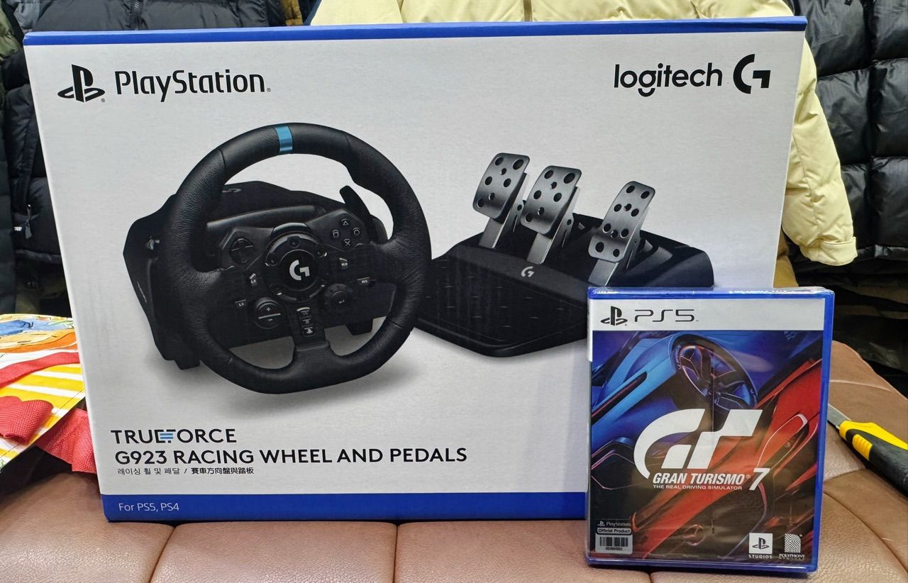 Bộ vô lăng và bàn đạp Logitech G923