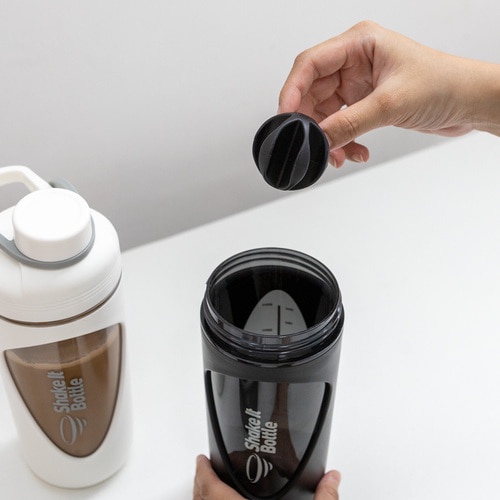 Bình lắc Balance Shake it Locknlock HAP949 màu đen, có vạch chia dung tích và quai xách - K-MALL