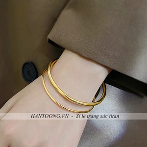 Vòng tay titan không gỉ mạ vàng 18k thiết kế trơn bóng đơn giản thanh lịch dành cho nữ